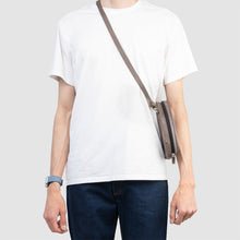 Cargar imagen en el visor de la galería, Leather Case for AirPods Max (Gray)-3